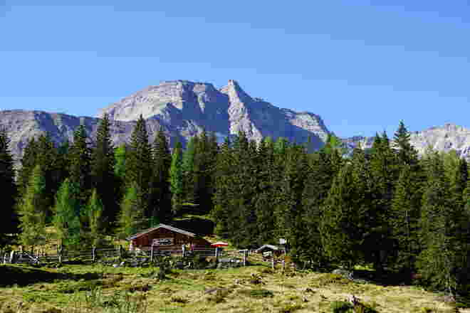 Die idyllisch gelegene Gainschnigg-Alm vor der Kulisse des Sonnblicks