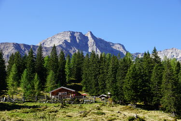 Die idyllisch gelegene Gainschnigg-Alm vor der Kulisse des Sonnblicks