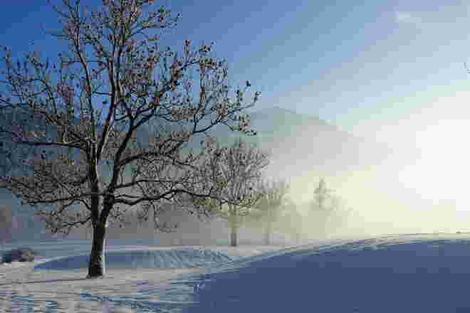 Späte Nebel ziehen