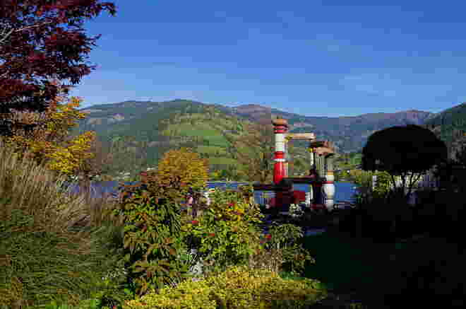 Der Hundertwasserbrunnen am Zeller See an einem herrlichen Oktobertag
