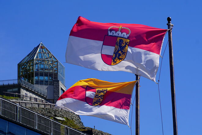 Die Wilhelm Swarovski-Warte umweht von der Salzburger und Kärntner Fahne