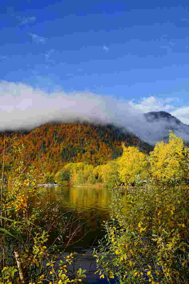 Ein kurzes Wolkenfenster ermöglichte den Blick auf den blauen Himmel mit der wunderbaren herbstlichen Landschaft