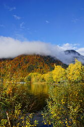 Ein kurzes Wolkenfenster ermöglichte den Blick auf den blauen Himmel mit der wunderbaren herbstlichen Landschaft