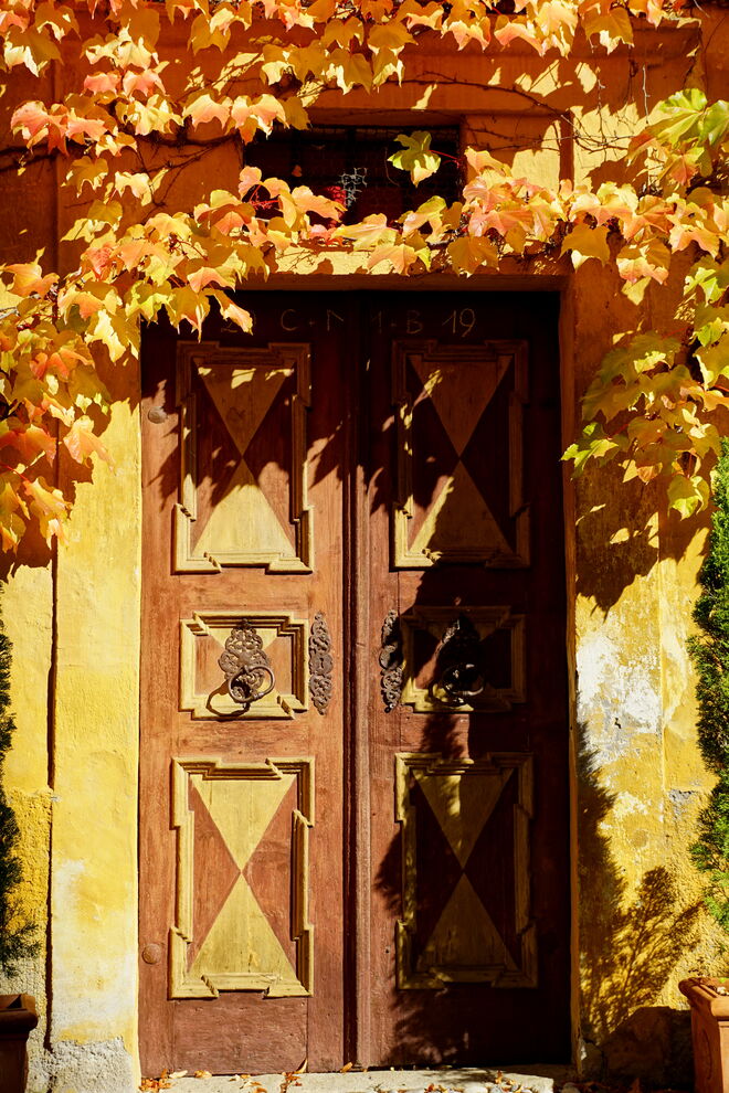 Herbstlich geschmückt: Eingang zur Kapelle Schloß Schenna