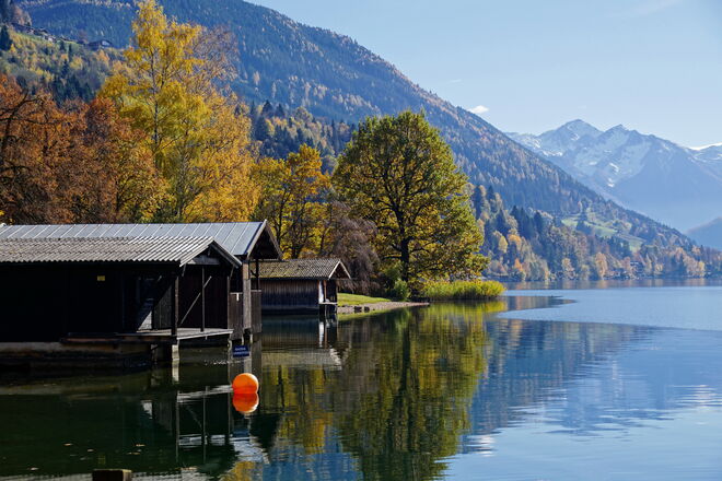 Bootshäuser am Ufer des Zeller Sees