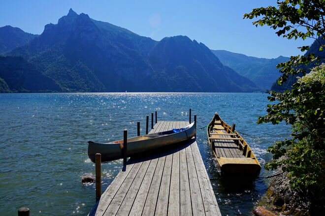 Ruhig liegen die Boote am Traunseeufer