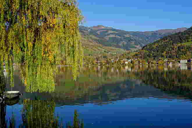 Farbenfroher Spätherbst am Zeller See