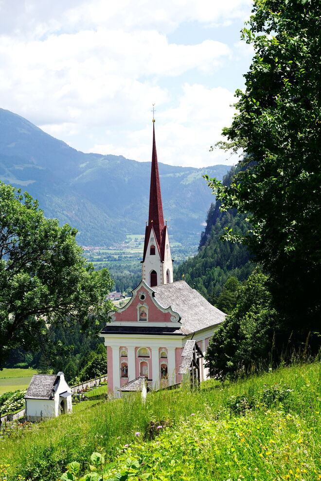 Am Lavanter Kirchbichl: die Wallfahrtskirche St. Ulrich