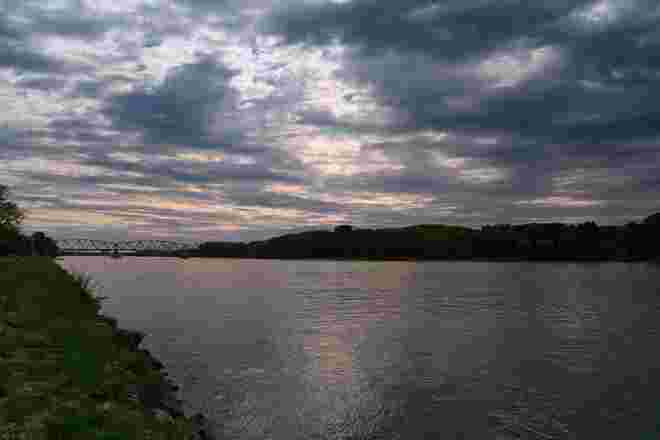 Dunkle Wolken über der Donau