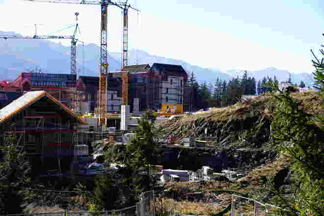 So schaut der Blick auf die andere Seite am Wasenmoos aus - es entsteht ein Luxus-Resort für ein betuchtes Klientel direkt am Naturschutzgebiet
