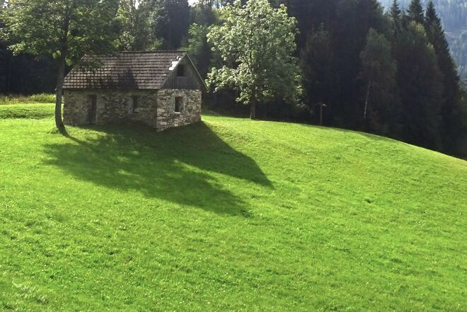 Steinhäuschen im Grünen