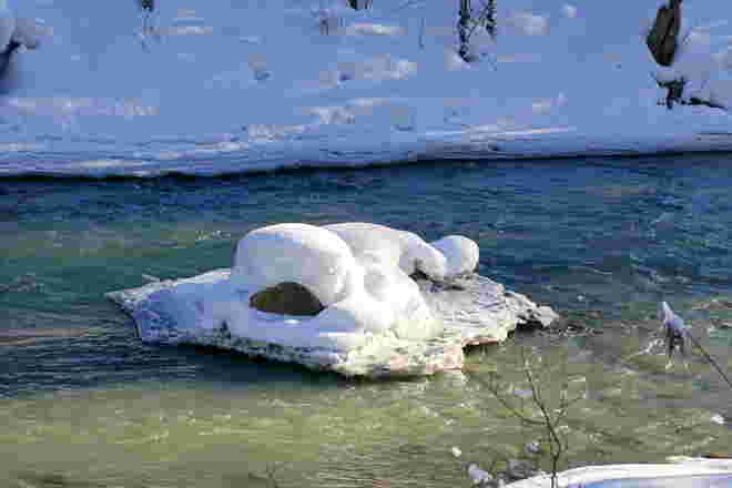 Eisinsel in der Saalach
