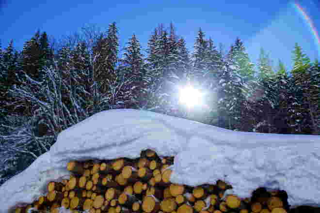 Energiequellen: Sonne und Holz