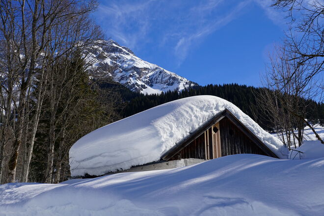 Schneeschichten am Dach