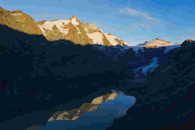Früh am Morgen mit Blick auf den Großglockner den Johannisberg und die Pasterze
