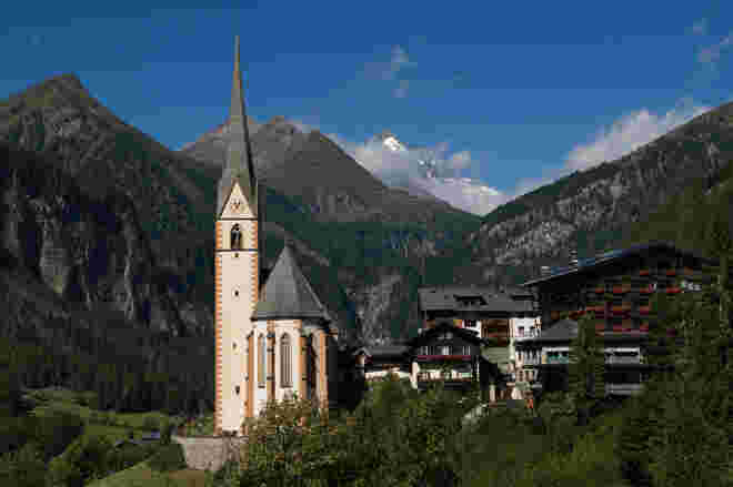 Heiligenblut mit verschneitem Großglockner Gipfel