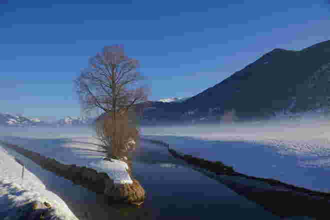 Leichter Nebel zieht übers Land