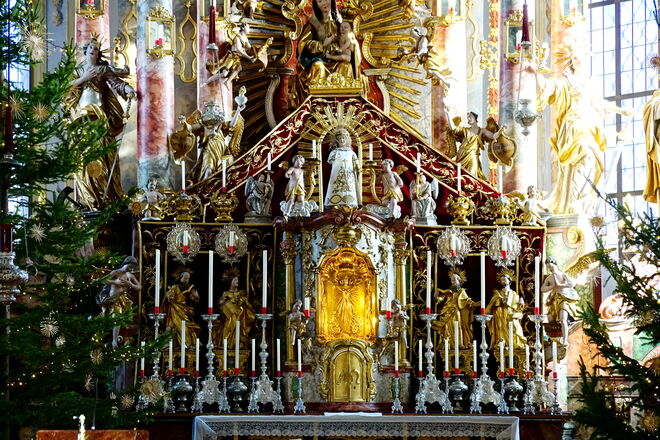 Der festlich geschmückte Altar der Wallfahrskirche Maria Alm zur Weihnachtszeit
