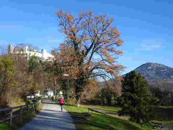 Bequemes Wandern auf die Stadt zu 