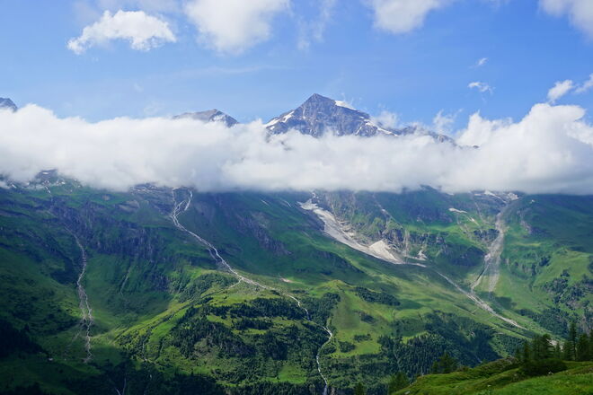 Ein Wolkenband läßt nur die höchsten Gipfel herausschauen