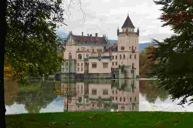 Wasserschloss Anif im Dornröschenschlaf....