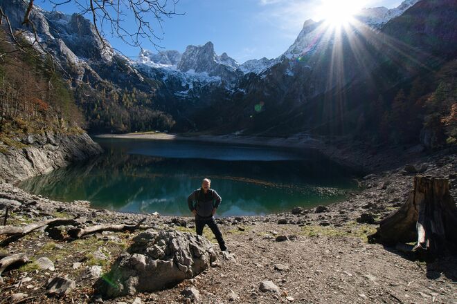 Die Sonne kommt gerade noch über das Dachsteinmassiv