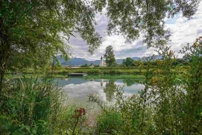 Bürgerausee mit Pfarrkirche Kuchl