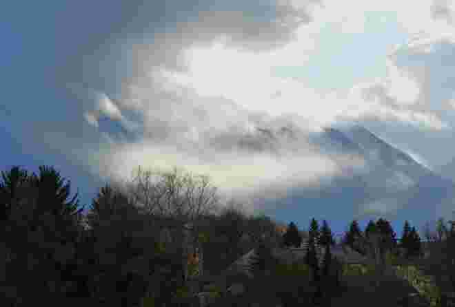 dunkle Wolken kommen 
