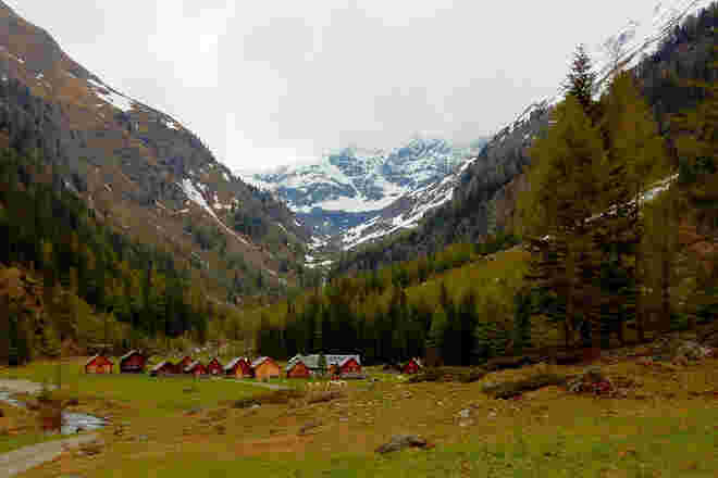 Zartes Grün ums Hüttendorf