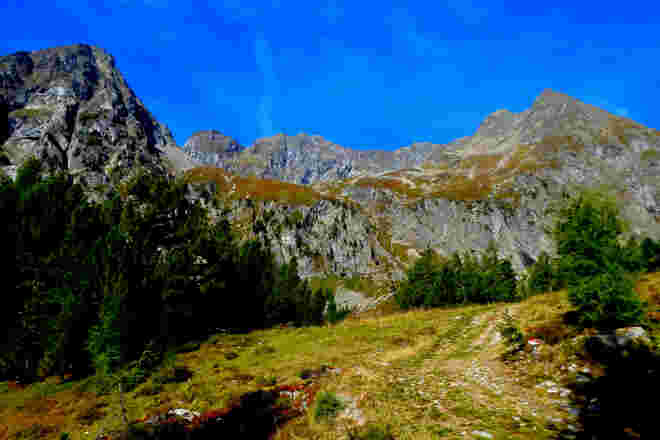Naturbelassene Gebirgslandschaft