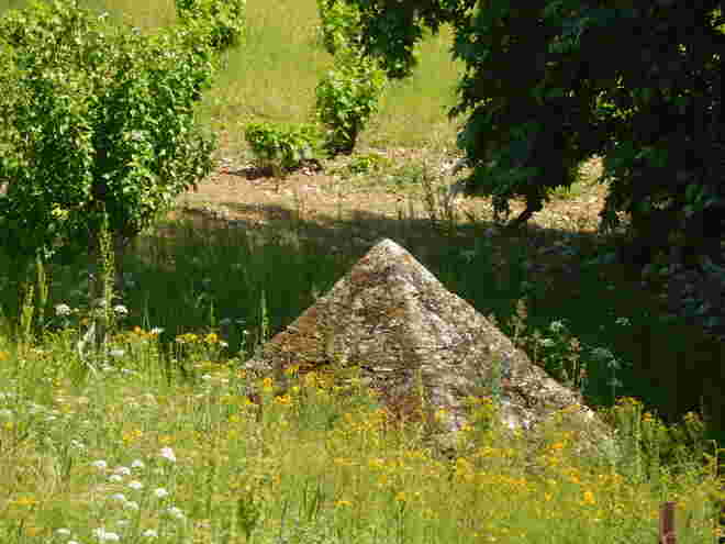 Cheops aus Stein mitten in Rioja