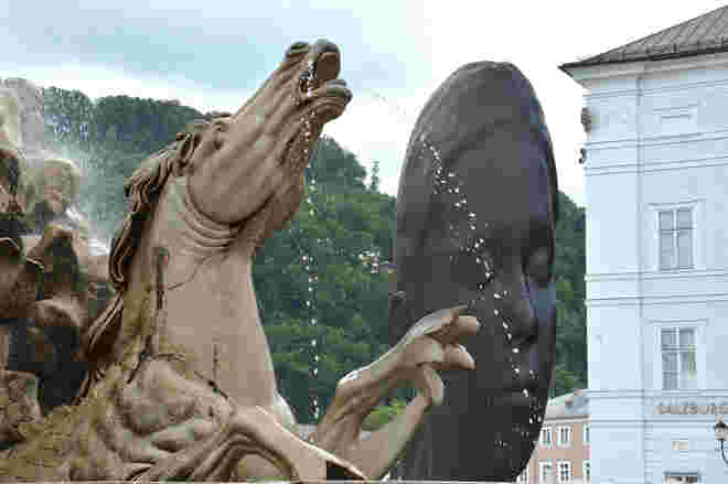 Frauenköpfe am Residenzplatz