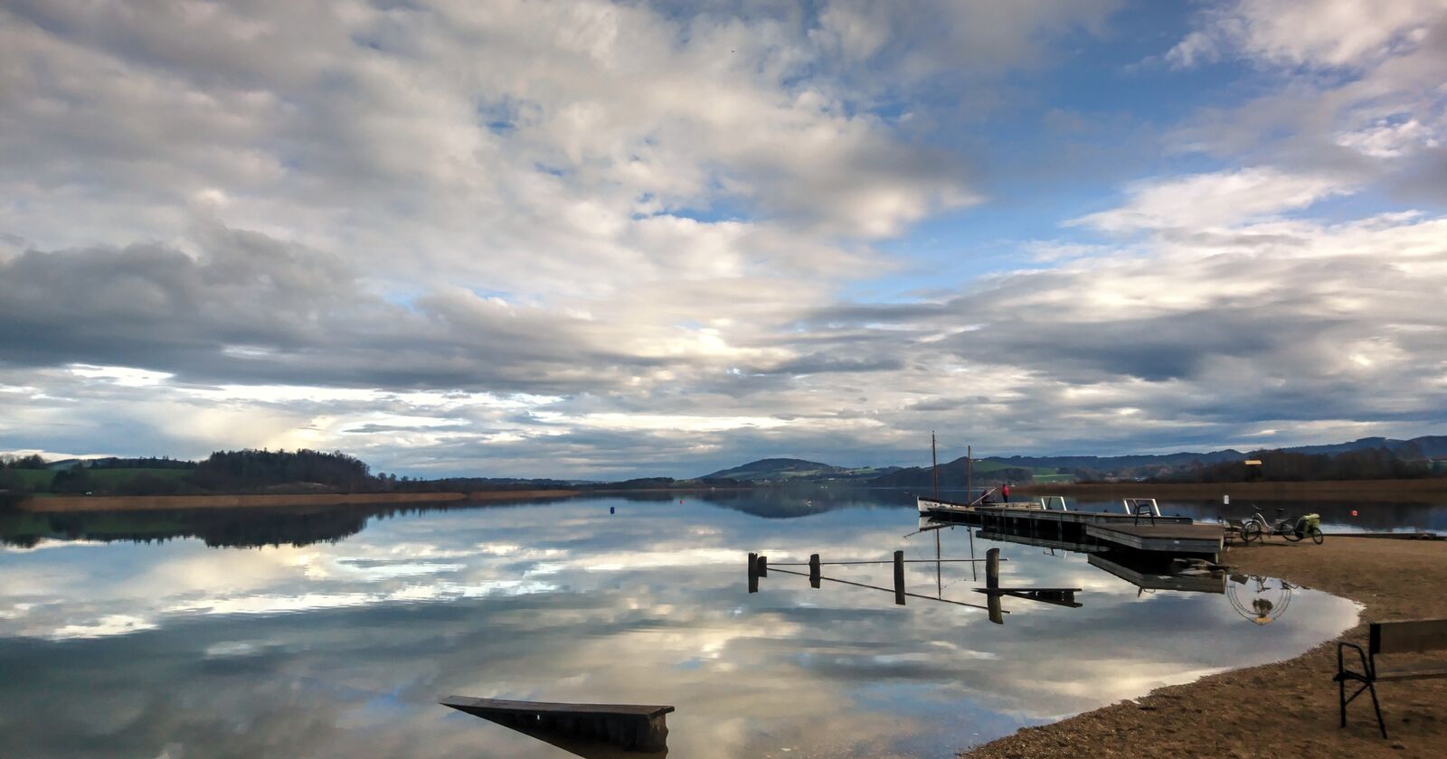 Wolkenspiegelung beim Strandbad Seekirchen a. Wallersee in Seekirchen
