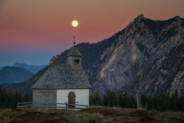 Der Supermond geht über der Postalmkapelle auf.