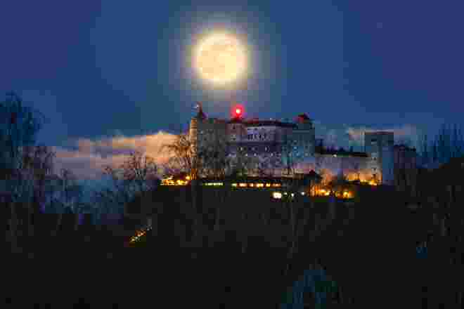 Vollmond über der Festung