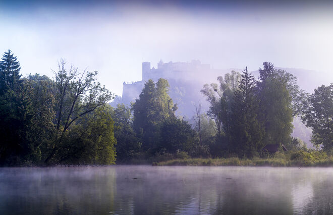 Das Wahrzeichen erscheint aus dem Nebel
