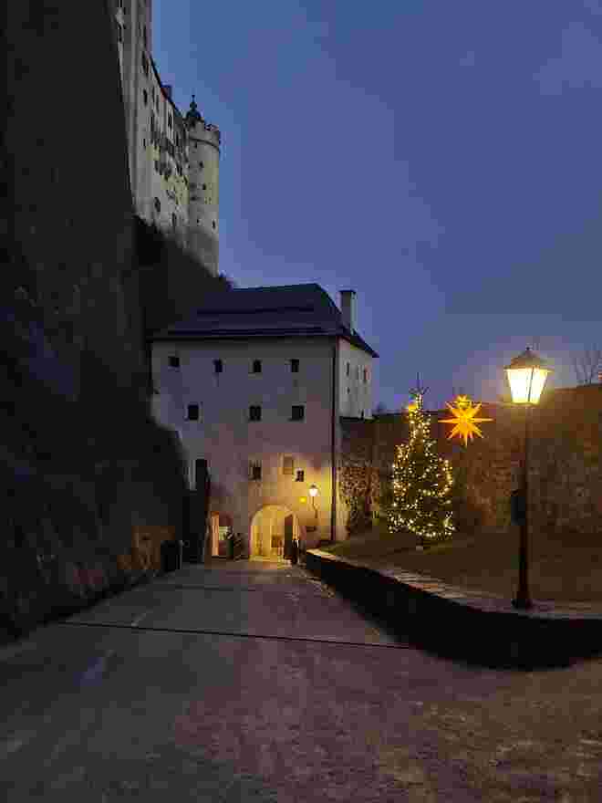 Weihnachtlicher Fußweg
