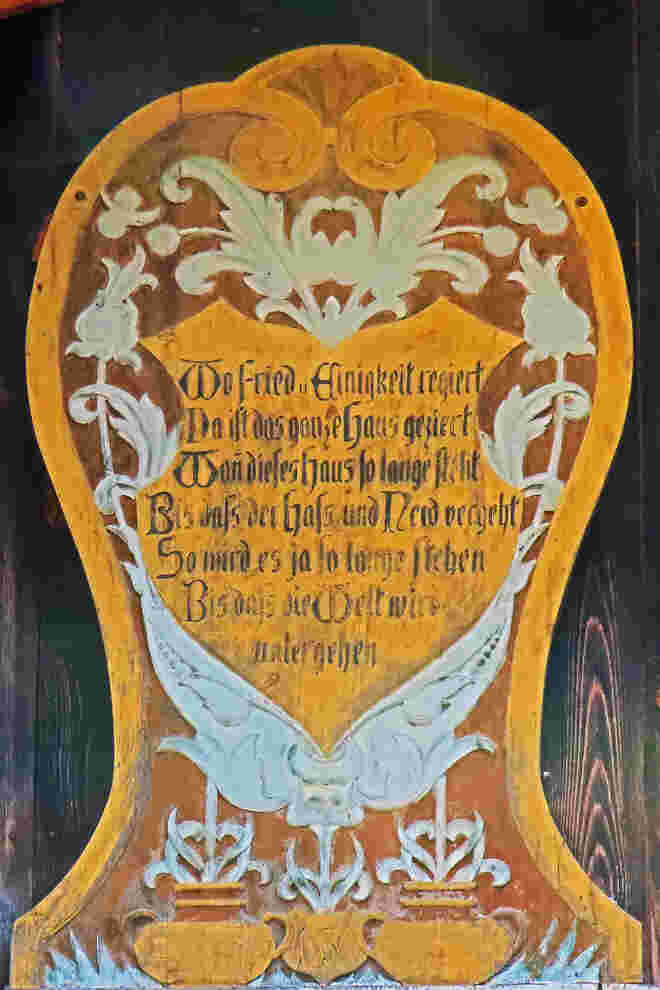 "Hausgiebelspruch" auf einem Haus in Mühlbach im Pinzgau