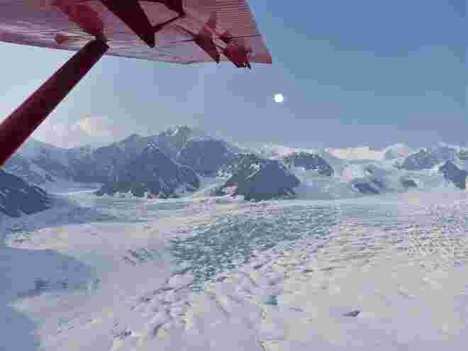 über hohe Gletscher im Denali-Gebirge