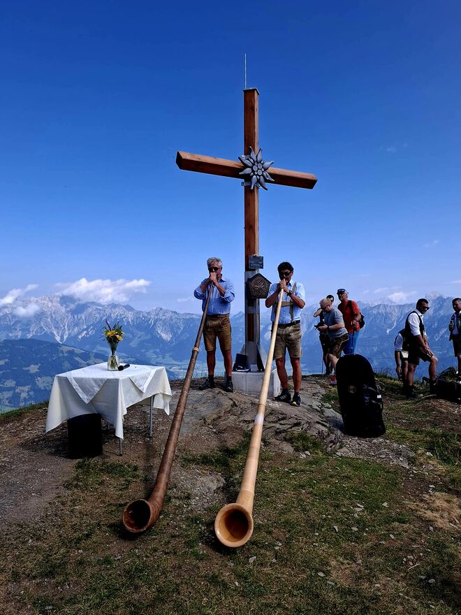 Feierliche Stunde hoch droben am Berg !