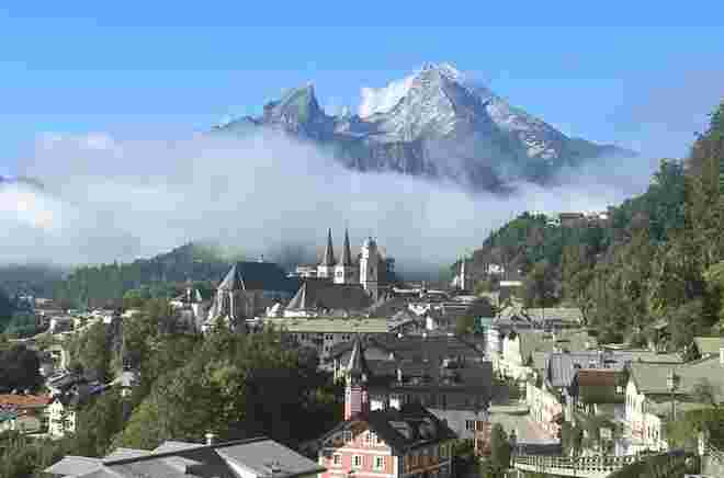 Herbstnebel mit erstem Schnee 