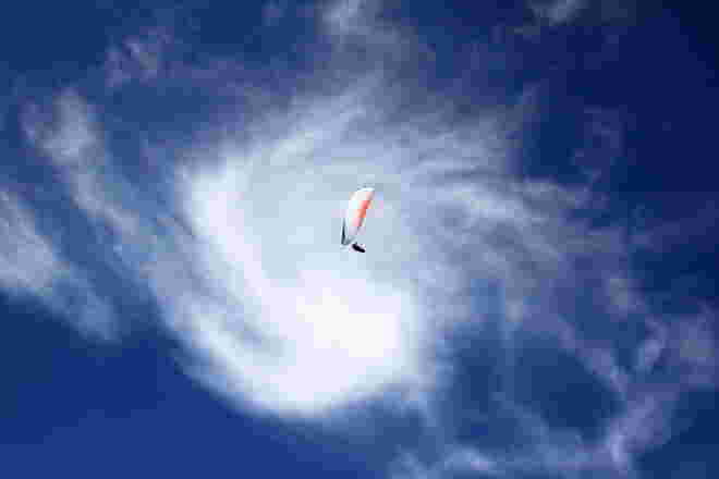 Paragleiter im "Auge" der Cirrus- Wolke :-)