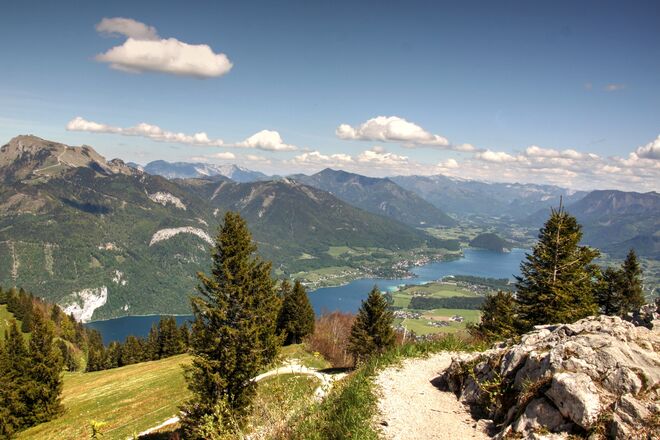 Blick vom Zwölferhorn auf den Wolfgangsee und das Salzkammergut 