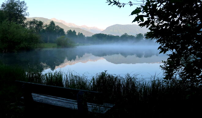 Einladende Bank für Beschaulichkeit am Morgen