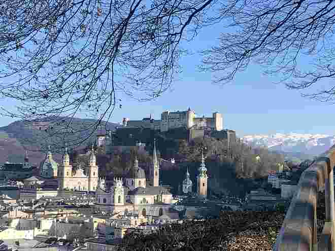 Festung Hohensalzburg weiß umgarnt