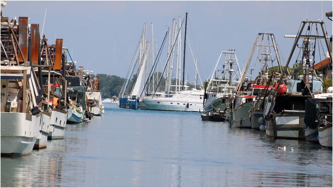 * die Fischerboote warten auf ihren Einsatz 