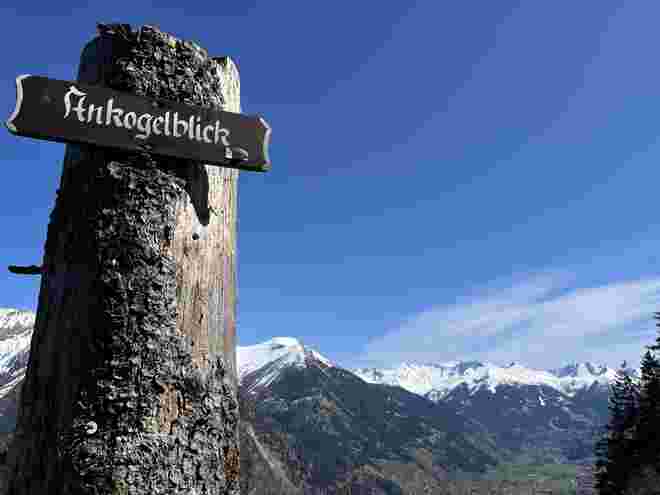 Blick in die schneebedeckten Hohen Tauern