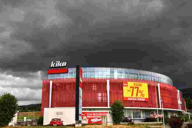Heute habe ich den dunklen Wolkenhimmel über dem KIKA in Eugendorf  fotografiert...