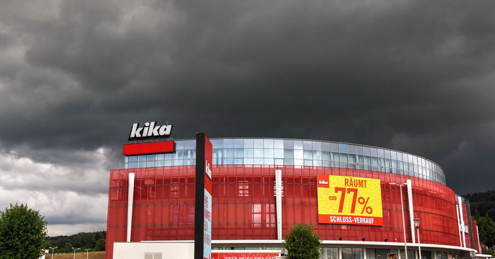 Today I photographed the dark cloudy sky over the KIKA in Eugendorf