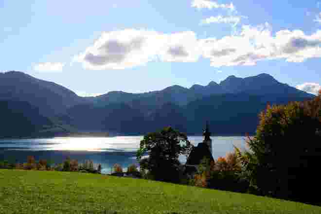 Blick über die Kirche zum Hl. Andreas über den Attersee